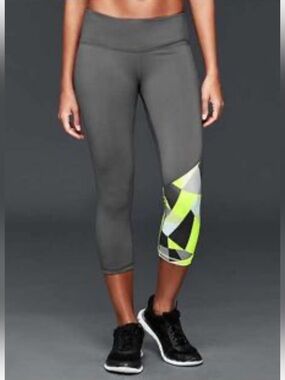 NWT GapFit GFast Capri Leggings Workout Gray Yellow Geo Pattern Size L Athletic